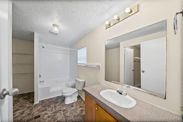 104 Hercules Ct, Oak Grove, KY 42262