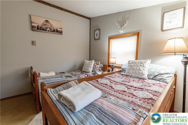 945 Country Place Drive, Coolbaugh Twp, PA 18466
