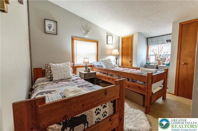 945 Country Place Drive, Coolbaugh Twp, PA 18466