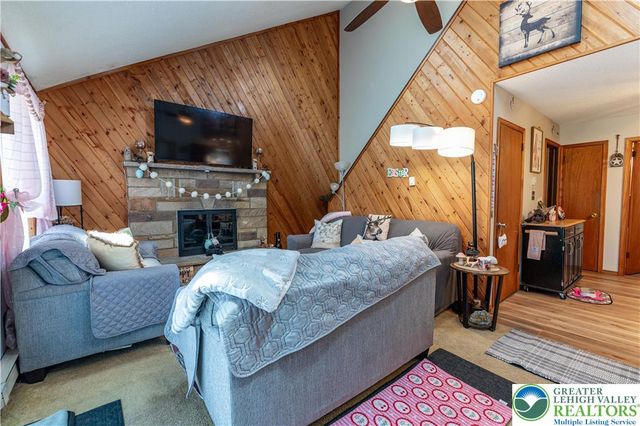 945 Country Place Drive, Coolbaugh Twp, PA 18466