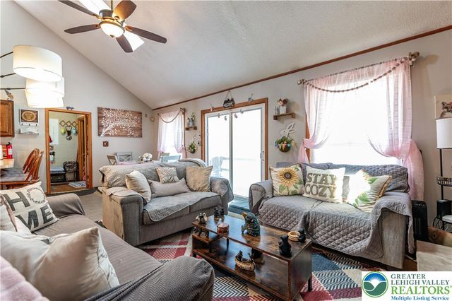945 Country Place Drive, Coolbaugh Twp, PA 18466