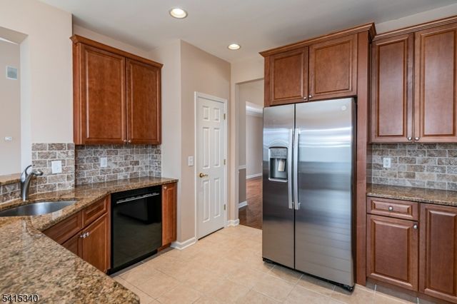 10 Independence Ct, Franklin Twp., NJ 08873