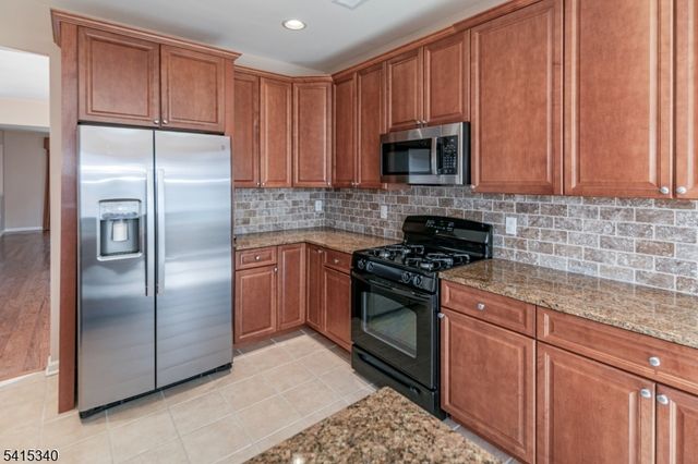 10 Independence Ct, Franklin Twp., NJ 08873