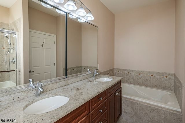 10 Independence Ct, Franklin Twp., NJ 08873