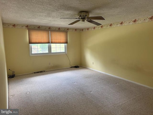 1941 GARNET RD, York, PA 17403