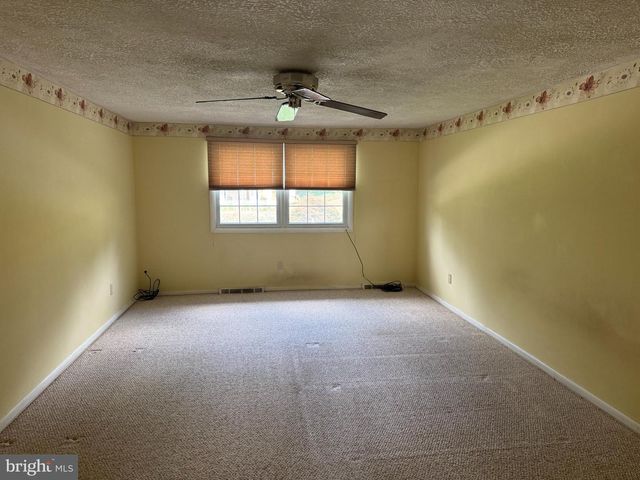 1941 GARNET RD, York, PA 17403