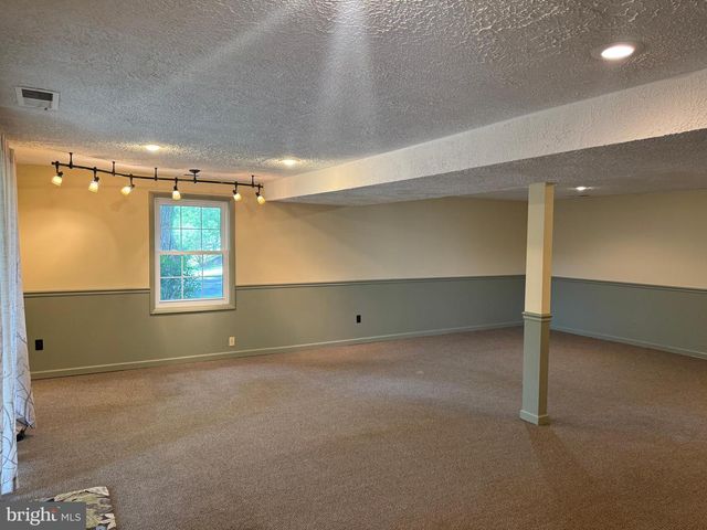 1941 GARNET RD, York, PA 17403