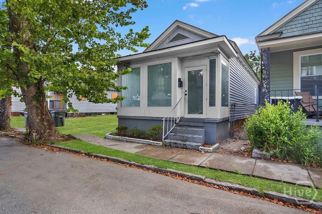 Image 1 of property listing at 612 W 42nd Street, Savannah, GA 31415