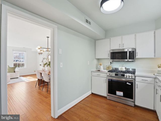 2406 N DEARING ST, Alexandria, VA 22302