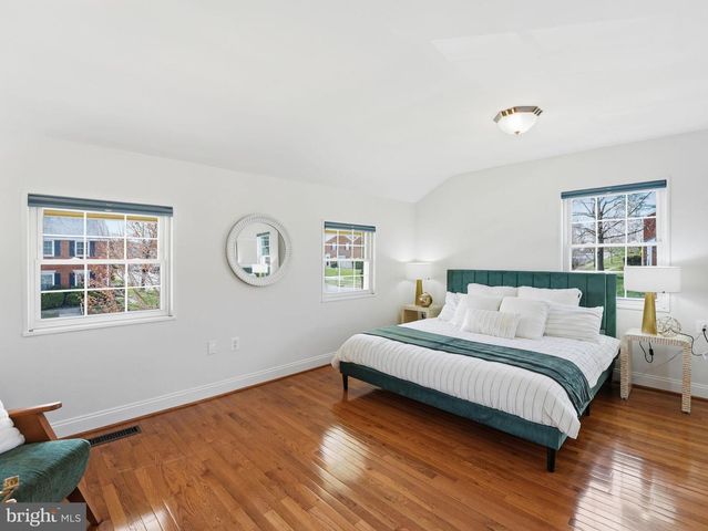 2406 N DEARING ST, Alexandria, VA 22302