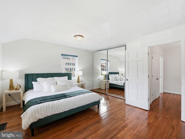 2406 N DEARING ST, Alexandria, VA 22302