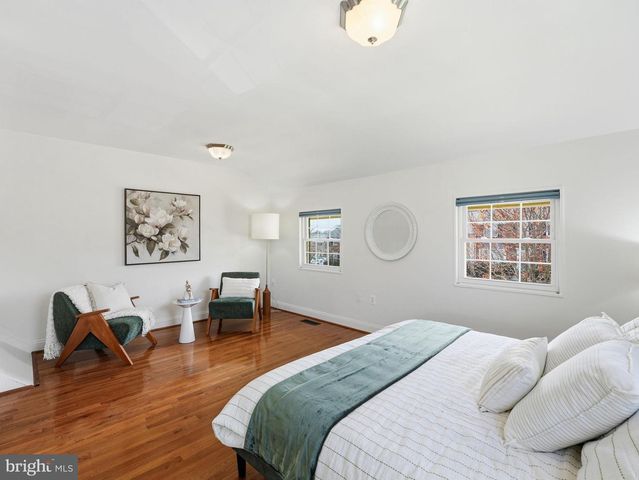 2406 N DEARING ST, Alexandria, VA 22302