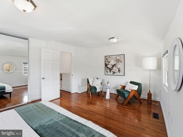 2406 N DEARING ST, Alexandria, VA 22302