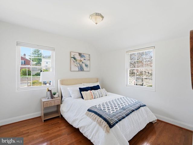 2406 N DEARING ST, Alexandria, VA 22302