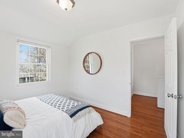 2406 N DEARING ST, Alexandria, VA 22302