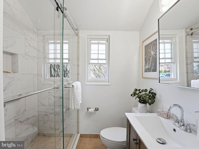 2406 N DEARING ST, Alexandria, VA 22302