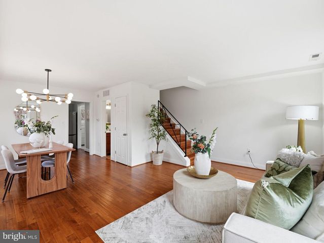 2406 N DEARING ST, Alexandria, VA 22302