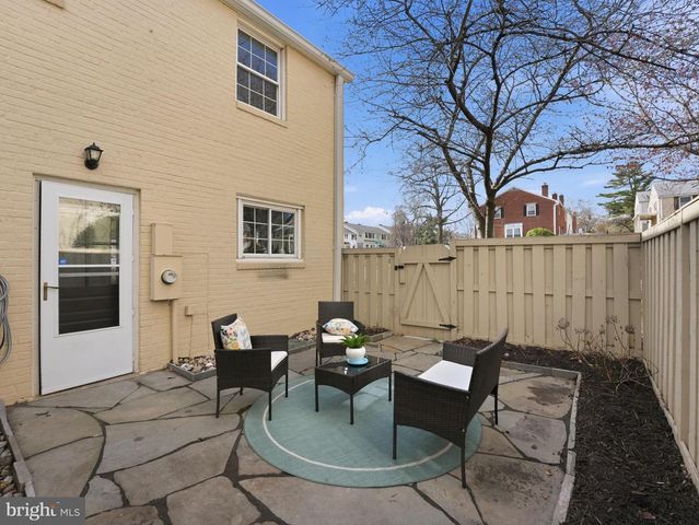 2406 N DEARING ST, Alexandria, VA 22302