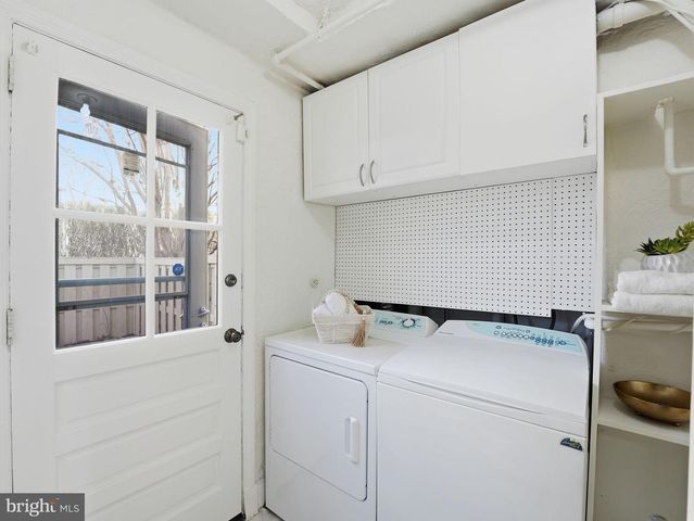 2406 N DEARING ST, Alexandria, VA 22302