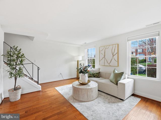 2406 N DEARING ST, Alexandria, VA 22302