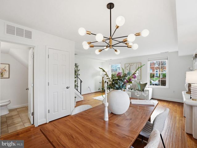 2406 N DEARING ST, Alexandria, VA 22302