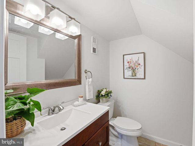 2406 N DEARING ST, Alexandria, VA 22302