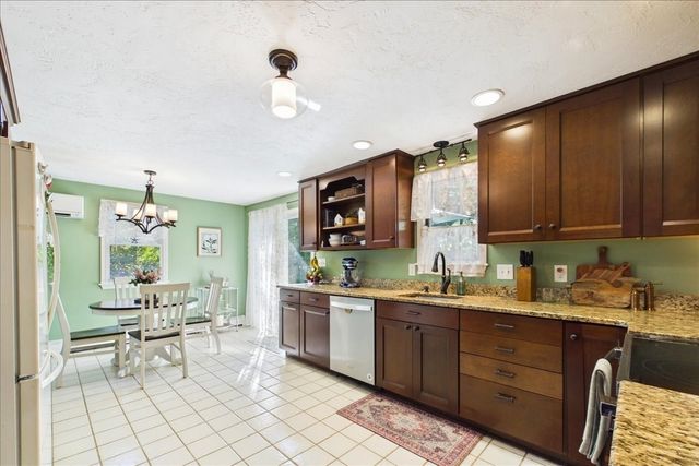 34 Skylark Ave, Plymouth, MA 02360