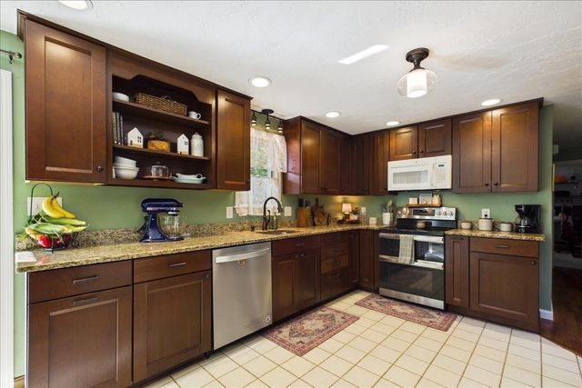 34 Skylark Ave, Plymouth, MA 02360