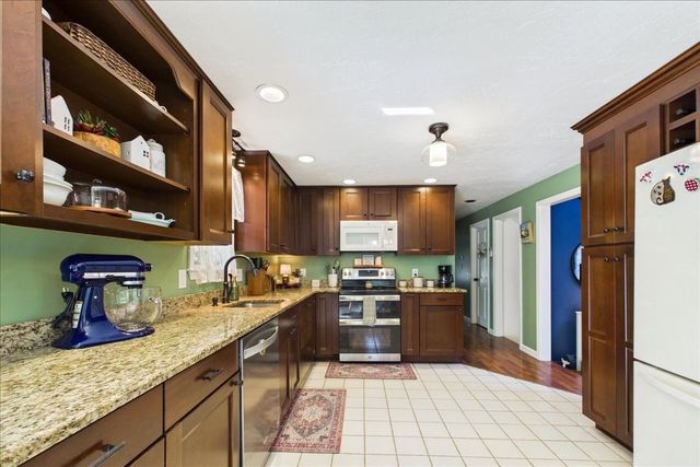 34 Skylark Ave, Plymouth, MA 02360