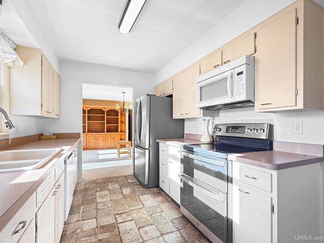 1617 S 17th Avenue, Escanaba, MI 49829