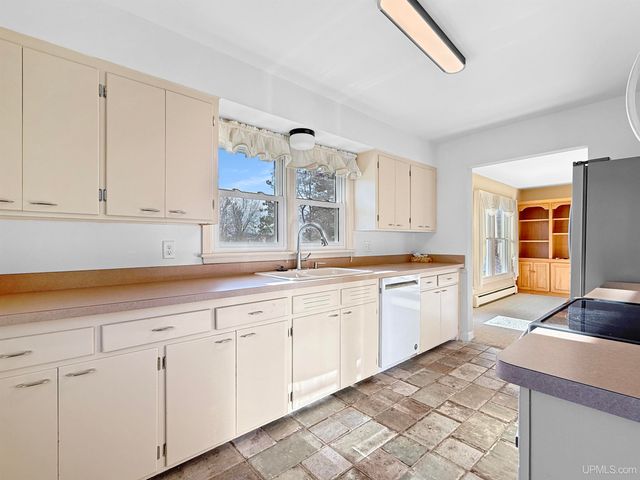 1617 S 17th Avenue, Escanaba, MI 49829