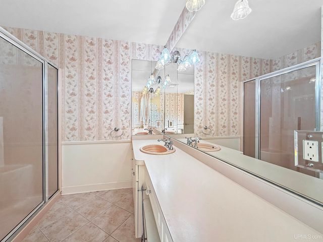 1617 S 17th Avenue, Escanaba, MI 49829