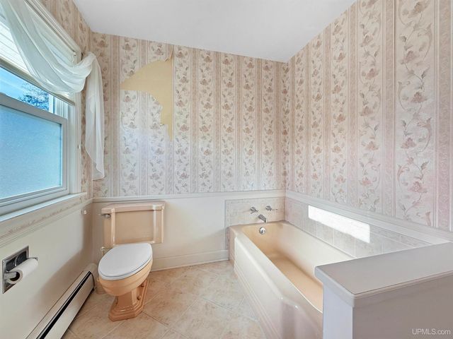 1617 S 17th Avenue, Escanaba, MI 49829