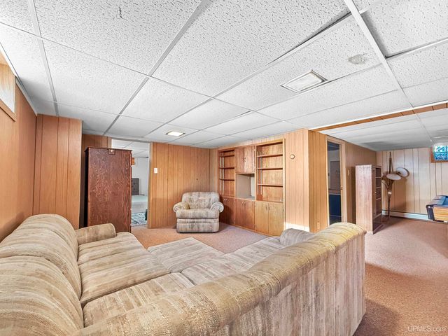 1617 S 17th Avenue, Escanaba, MI 49829