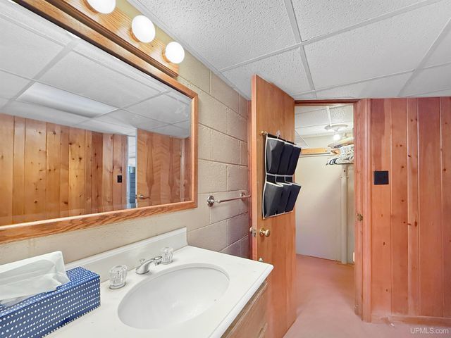 1617 S 17th Avenue, Escanaba, MI 49829