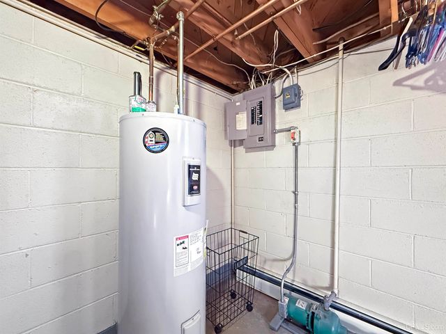 1617 S 17th Avenue, Escanaba, MI 49829