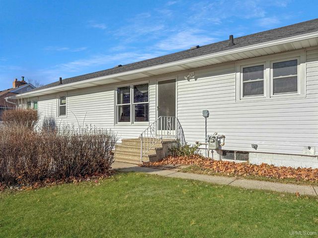 1617 S 17th Avenue, Escanaba, MI 49829