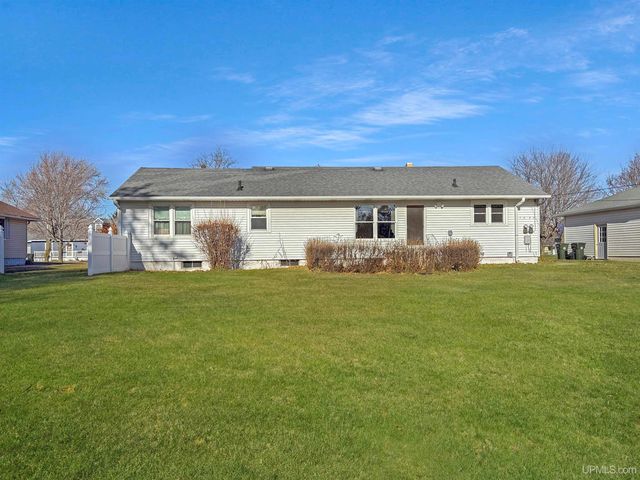 1617 S 17th Avenue, Escanaba, MI 49829