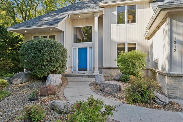 1312 Summit Oaks Drive, Burnsville, MN 55337
