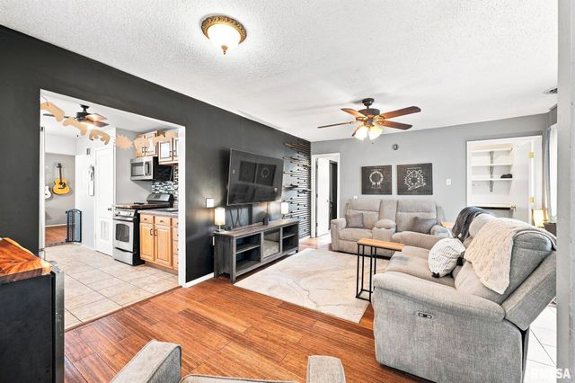 115 W MCCLURE Avenue, Bartonville, IL 61607