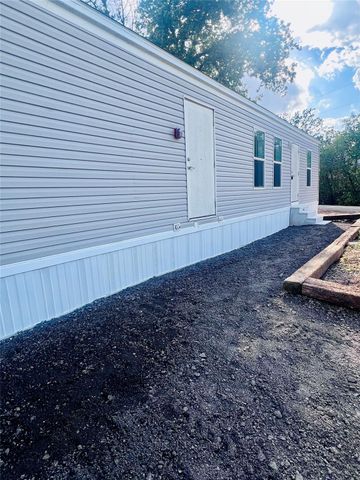 121 Kiowa DR, Smithville, TX 78957