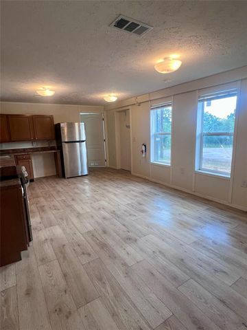 121 Kiowa DR, Smithville, TX 78957