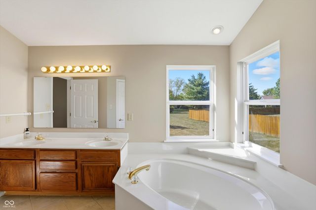 225 W Tansey Crossing, Westfield, IN 46074