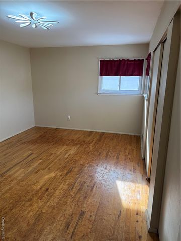 192 E 5th Street, Deer Park, NY 11729