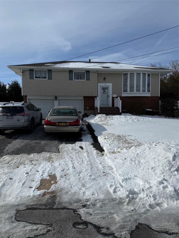 192 E 5th Street, Deer Park, NY 11729