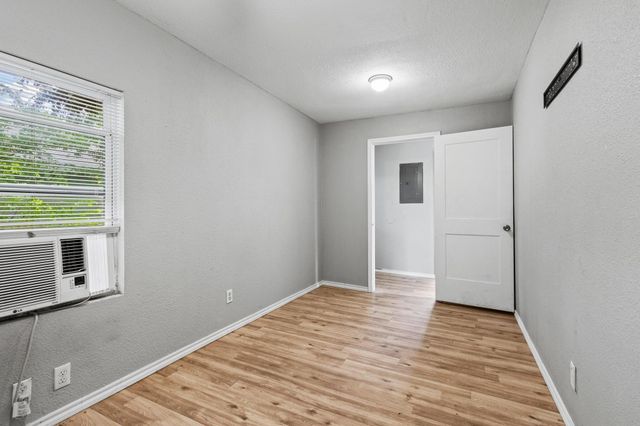 701 W Hull Street 101-2, Denison, TX 75020