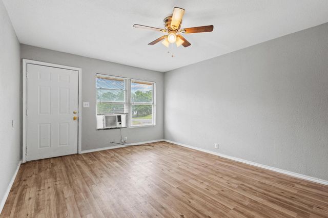 701 W Hull Street 101-2, Denison, TX 75020