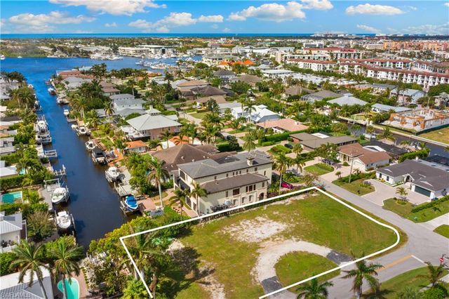 1585 Pelican AVE, Naples, FL 34102