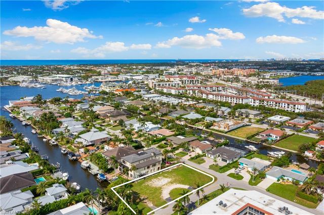 1585 Pelican AVE, Naples, FL 34102