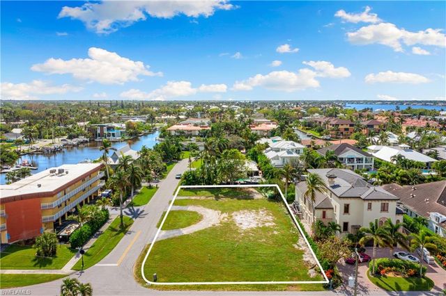 1585 Pelican AVE, Naples, FL 34102